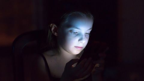 Un enfant sur son smartphone