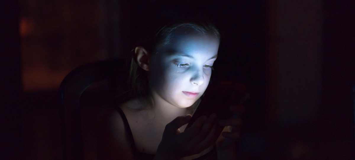 addiction smartphone Un enfant sur son smartphone