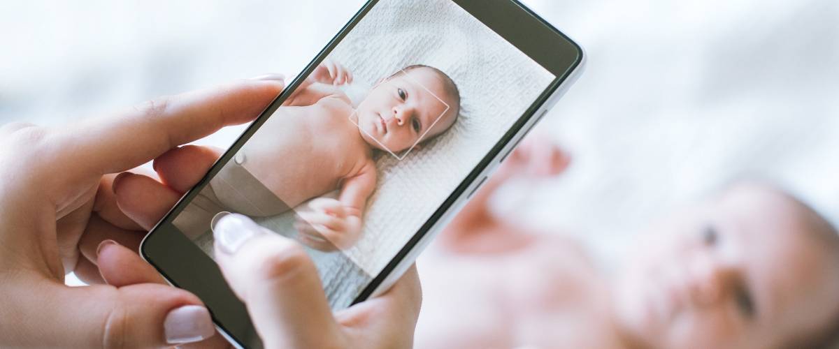 Deux tiers des parents publient des photos de leurs enfants sur les réseaux sociaux Bebe avec un smartphone qui le prend en photo