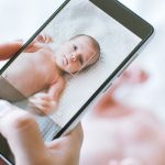 Bebe avec un smartphone qui le prend en photo