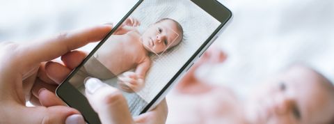 Deux tiers des parents publient des photos de leurs enfants sur les réseaux sociaux Bebe avec un smartphone qui le prend en photo