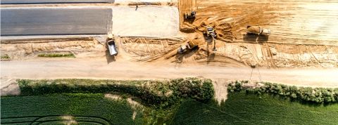 Un béton recyclable à l'infini peut-il sauver l'environnement ? construction d'une route vue du ciel