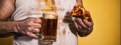 Un homme dégoutant boit de la biere Biere et pizza avec un homme répugnant