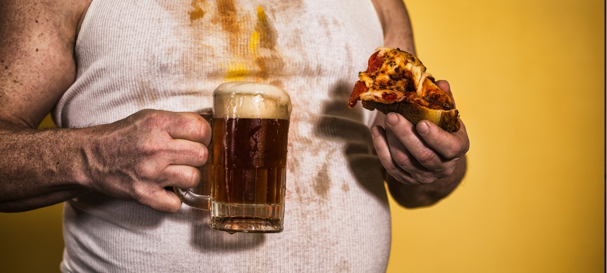 Un homme dégoutant boit de la biere Biere et pizza avec un homme répugnant