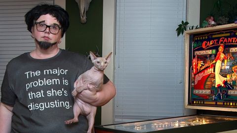 Body shaming : une photographe répond à ses trolls et détourne leurs insultes en art