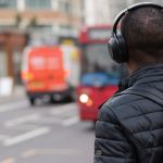Un homme avec un casque de musique dans la rue