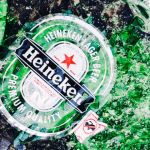 Bouteille de bière Heineken verte brisée sur la plage