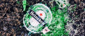 Bouteille de bière Heineken verte brisée sur la plage