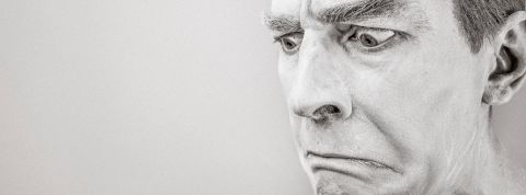 dictionnaire retail Un homme énervé