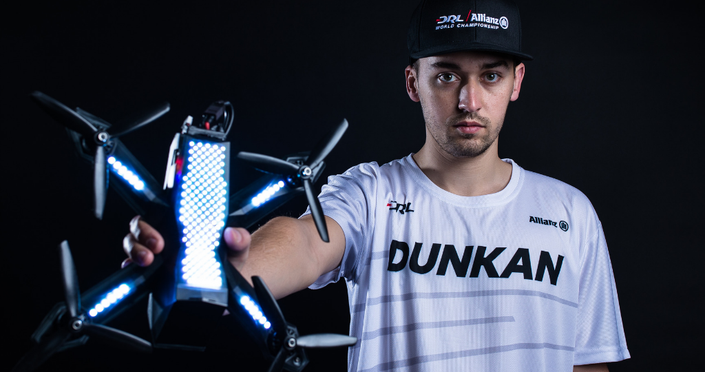 Dunkan Bossionn champion du monde de course de drone un homme tient un drone devant lui