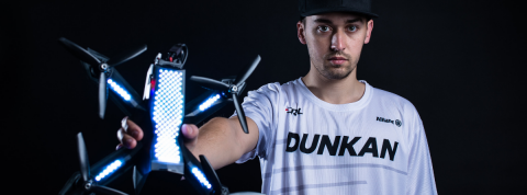Dunkan Bossionn champion du monde de course de drone un homme tient un drone devant lui