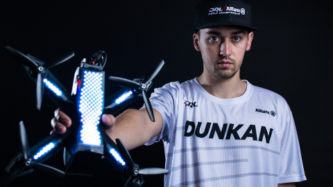 Dunkan Bossionn champion du monde de course de drone un homme tient un drone devant lui