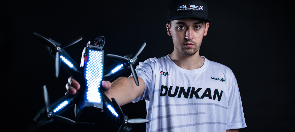 Dunkan Bossionn champion du monde de course de drone un homme tient un drone devant lui