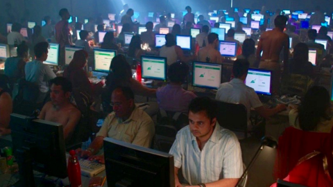 Des gens dans une ferme à clic