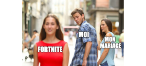 un homme en couple se retourne dans la rue pour regarder une jeune fille