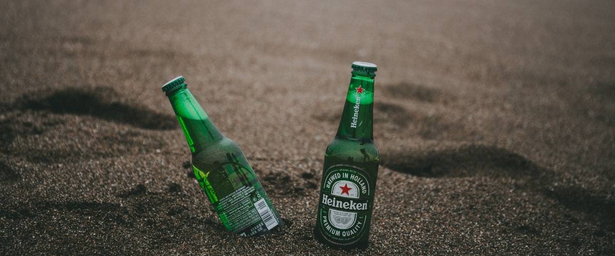 Un livre dénonce les pratiques scandaleuses de Heineken en Afrique Deux bouteilles de Heineken sur la plage