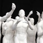 Statue antique se prenant en selfie