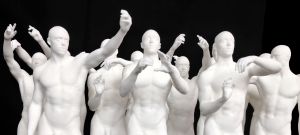 Statue antique se prenant en selfie