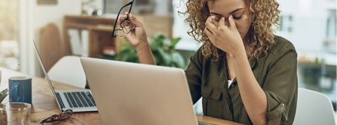 Une étude s'intéresse au rapport des directeurs marketing avec la technologie Une jeune femme métisse en train de s'énerver devant un ordinateur