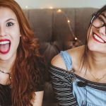 Deux jeunes filles sur un canapé