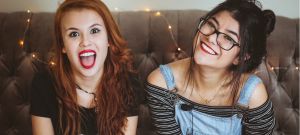 Deux jeunes filles sur un canapé