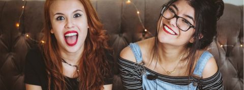 millennials Deux jeunes filles sur un canapé