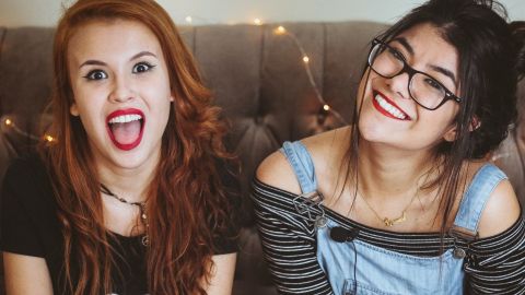 millennials Deux jeunes filles sur un canapé
