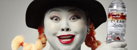 Les clear drinks envahissent le Japon L'actrice Naomi Watanabe dans la publicité Asahi Clear Latte