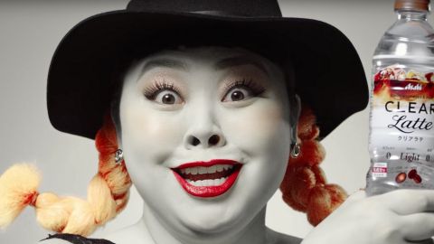 L'actrice Naomi Watanabe dans la publicité Asahi Clear Latte