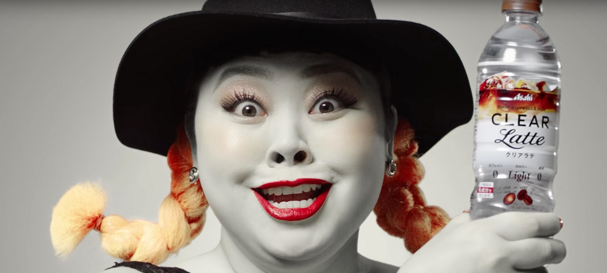 Les clear drinks envahissent le Japon L'actrice Naomi Watanabe dans la publicité Asahi Clear Latte