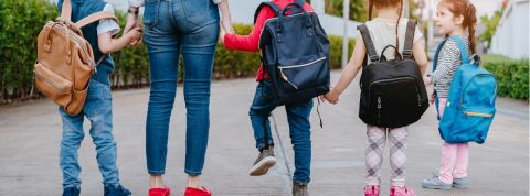 Les Français accompagnent-ils leurs enfants le jour de la rentrée ?  Une maman accompagnant ses enfants à l'école