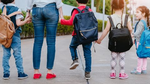 Une maman accompagnant ses enfants à l'école