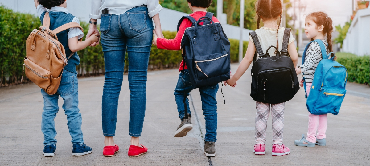 Les Français accompagnent-ils leurs enfants le jour de la rentrée ? Une maman accompagnant ses enfants à l'école