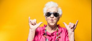 vieille dame contente