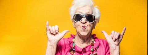 senior heureux vieille dame contente