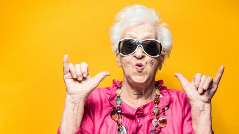 vieille dame contente