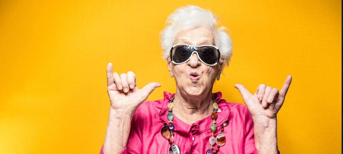 senior heureux vieille dame contente
