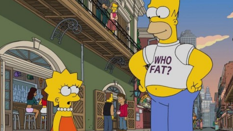 Homer Simpson et sa fille Lisa dans la rue.