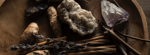 Sauge, sorts et cristaux des plantes et des pierres dans un bol en bois