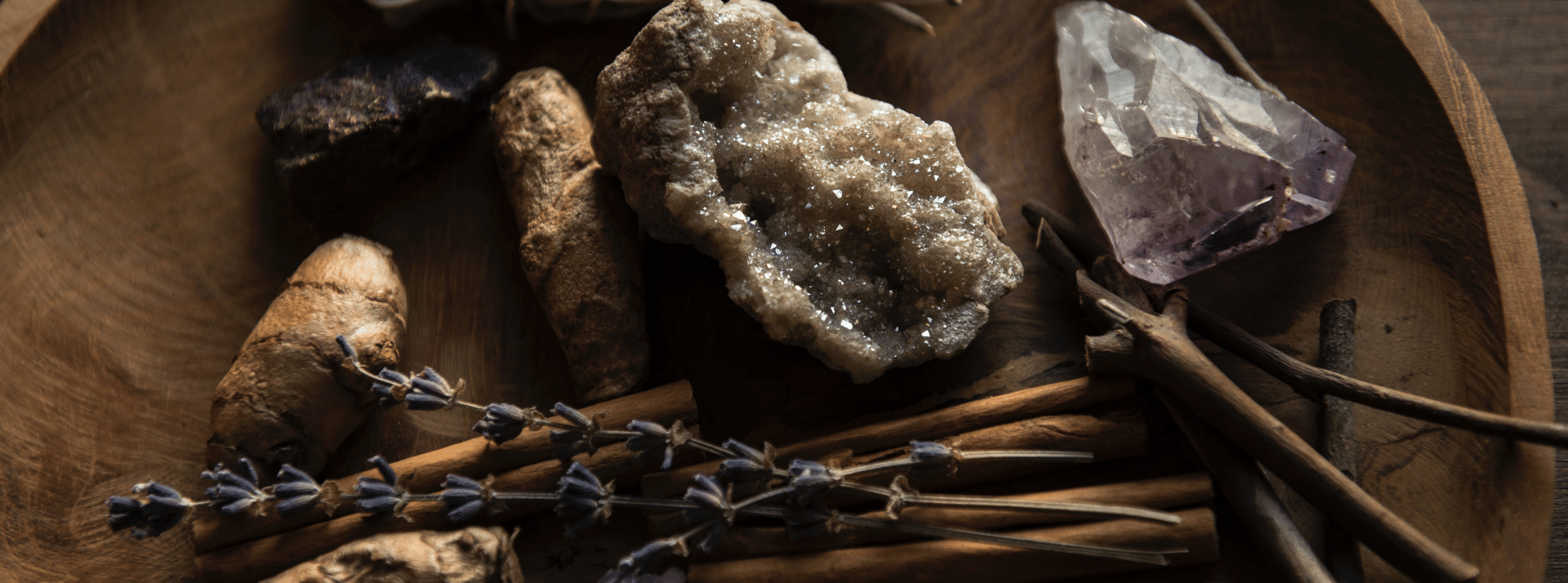 Sauge, sorts et cristaux - L'ADN des plantes et des pierres dans un bol en bois