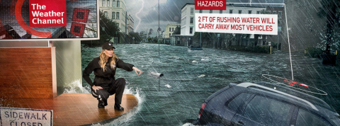 the weather channel une femme sur son bureau regarde une voiture être emporté par le courant en réalité augmentée.