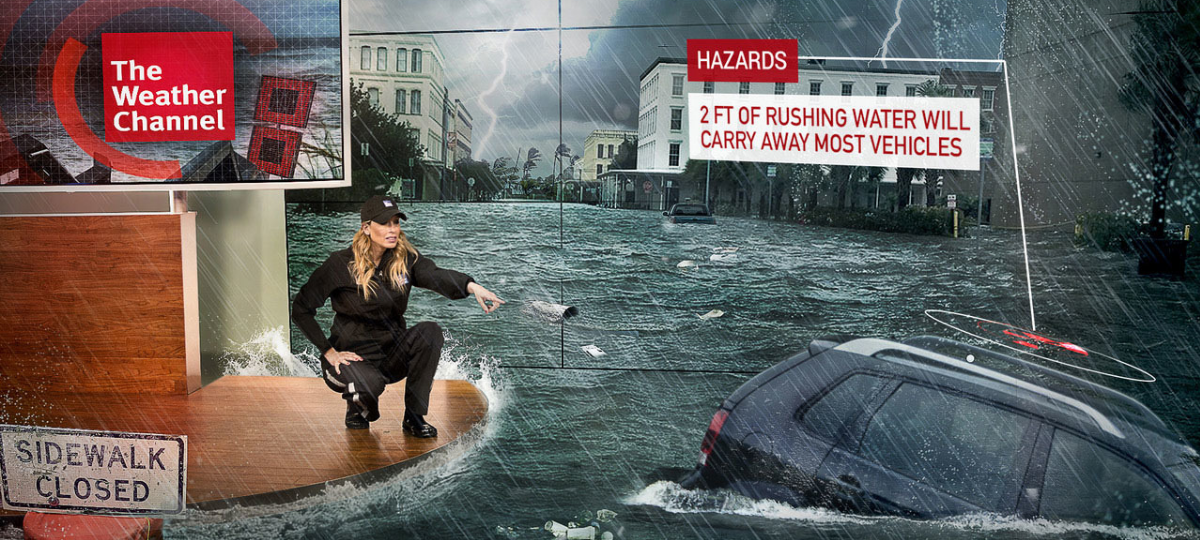 the weather channel - L'ADN une femme sur son bureau regarde une voiture être emporté par le courant en réalité augmentée.