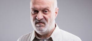 vieille homme déçu