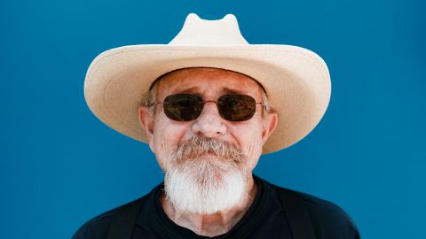 vieux avec un chapeau