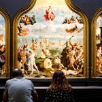 deux personnes face à un tableau dans un musée