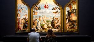 deux personnes face à un tableau dans un musée