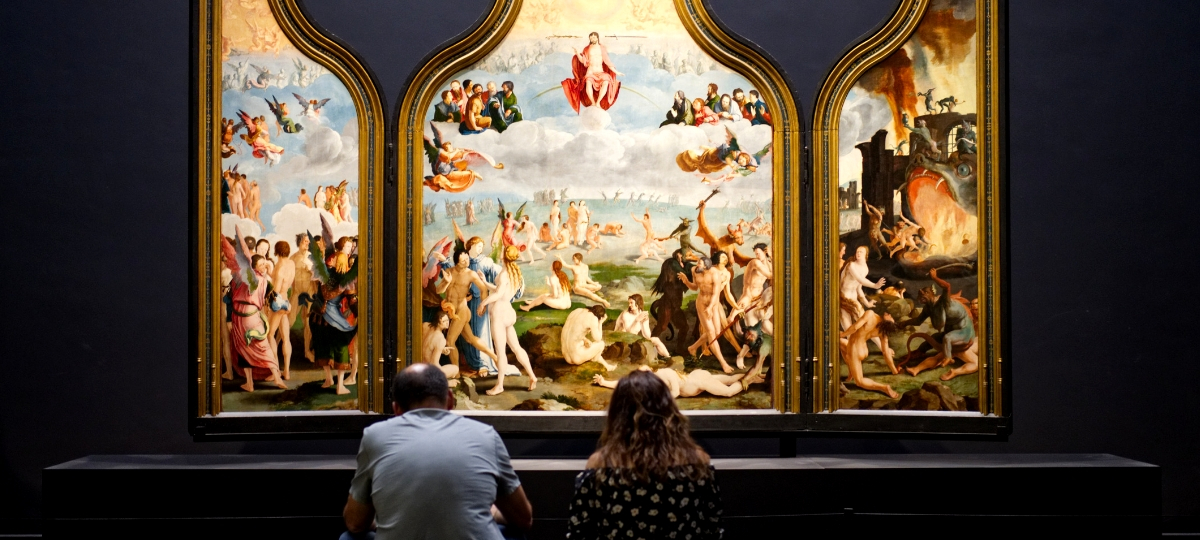 Les expos à ne pas manquer à la rentrée deux personnes face à un tableau dans un musée
