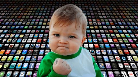 le meme  - Yes Baby -  devant un mur d'applications