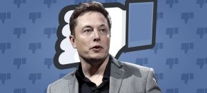 Elon Musk devant un mur de pouces en bas