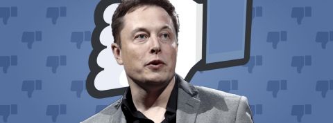 Elon Musk est victime de tribunes assassines. Qui en est l'auteur ? Elon Musk devant un mur de pouces en bas